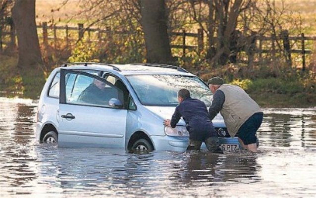 Inundaţiile au provocat decesul a trei persoane în Ţara Galilor